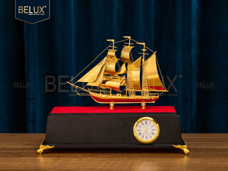Ảnh Mô hình thuyền buồm đồng hồ mạ vàng 24k 36x31x12cm