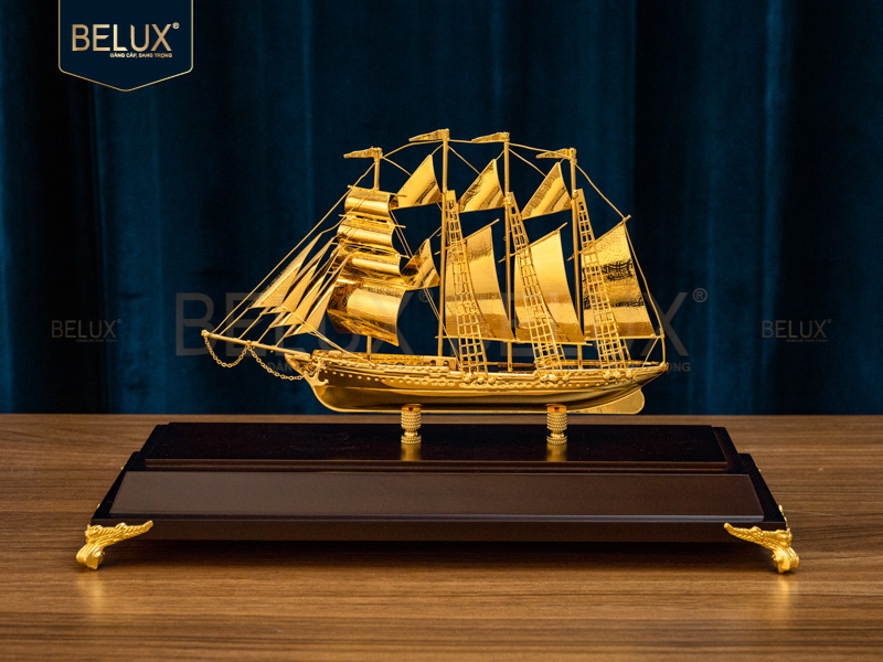 Ảnh Mô hình thuyền buồm mạ vàng 24K 31x12x22cm