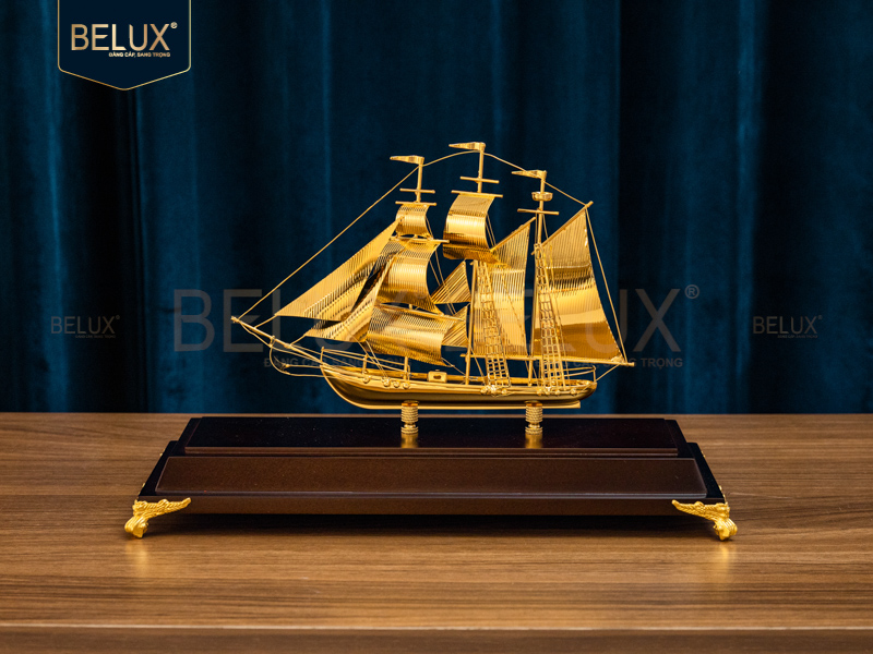 Ảnh Mô hình thuyền buồm mạ vàng 24K 31x12x22cm