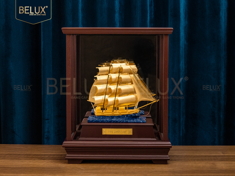 Ảnh Mô hình thuyền buồm dát vàng 24k 28x18x35cm