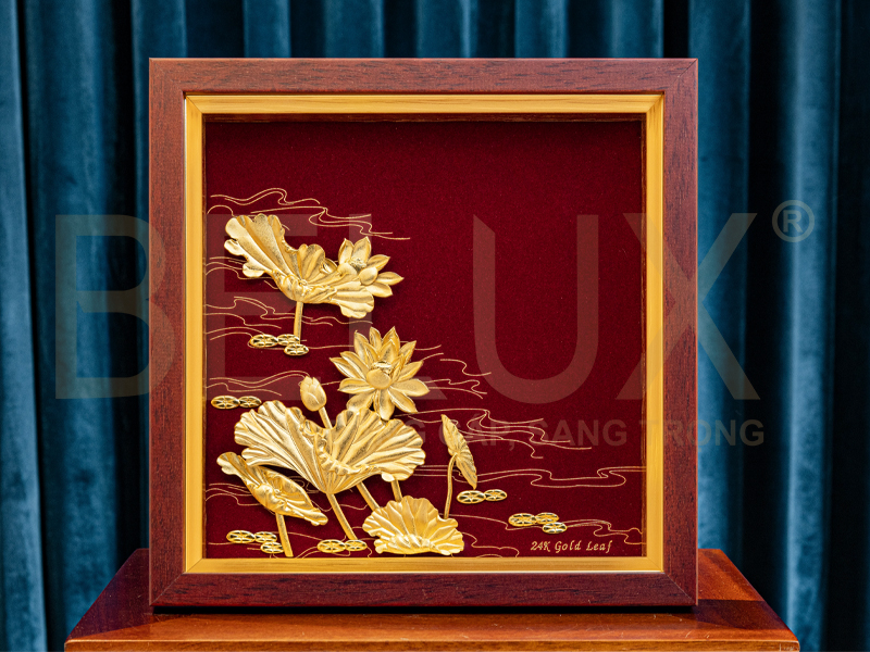 Ảnh Tranh Hoa Sen Nền Đỏ Dát Vàng 24k KT 26x26cm
