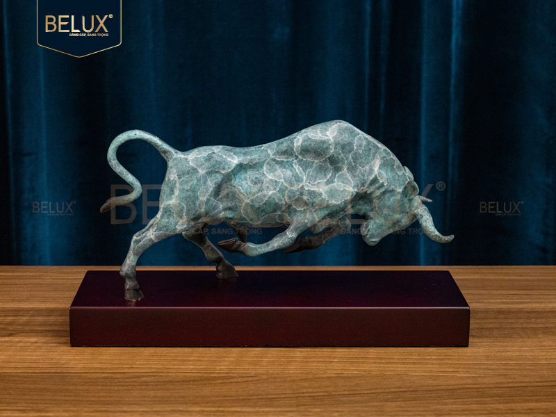 Ảnh Tượng bò tót bằng đồng decor gốm men xanh dài 30cm