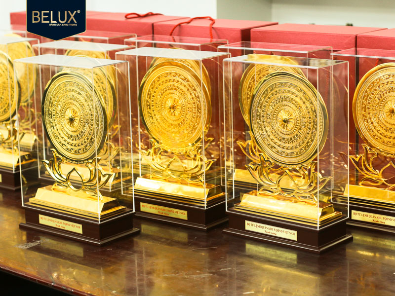 Ảnh Lô Biểu trưng mặt trống hoa sen Bộ Tư Lệnh Quân Khu 5 cao 25cm