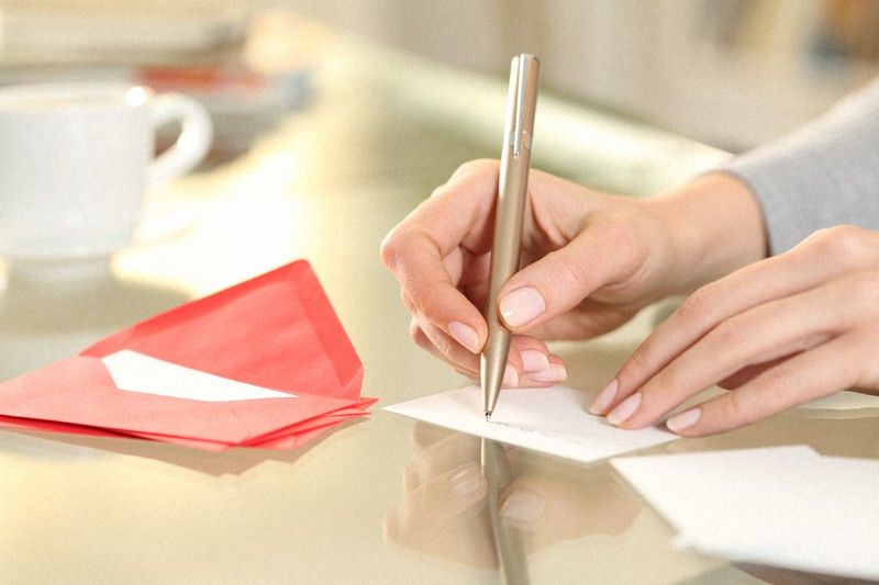 Một tấm thiệp ghi tay thể hiện lịch sự và trang trọng