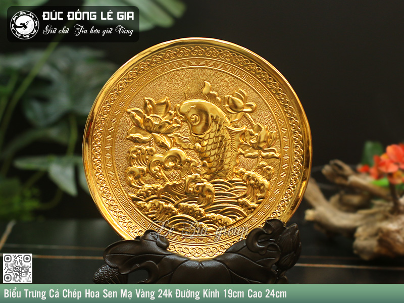 Các mẫu đĩa cá chép hoa sen hoặc thắng cảnh Việt Nam được đặt trang trọng trên kệ gỗ hương cao cấp