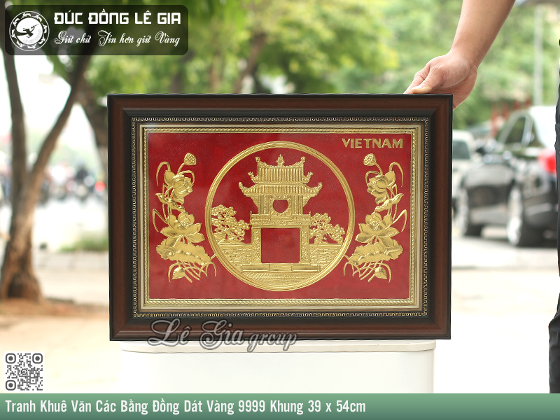 Tác phẩm với sự kết hợp hoàn hảo giữa khung gỗ tự nhiên và vàng 9999 cao cấp