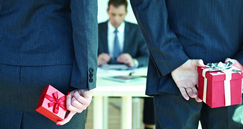 Nên tránh tặng sếp những món quà dễ gây hiểu lầm