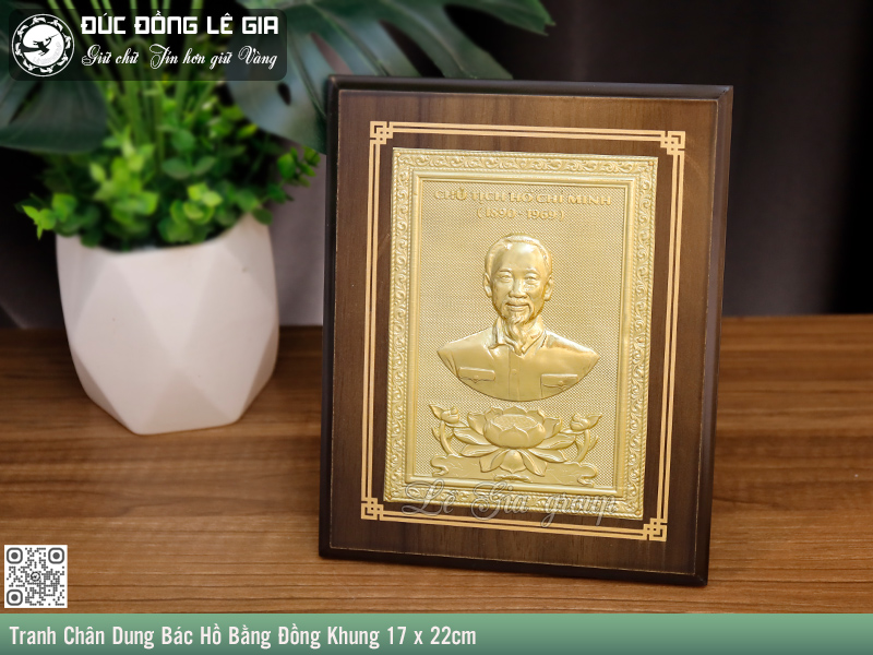 Bức chân dung về Bác Hồ được đúc thủ công với độ truyền thần cực cao, toát lên vẻ uy nghiêm