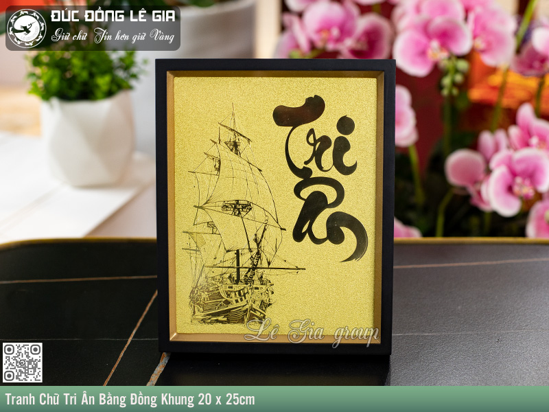 Tác phẩm nổi bật với chữ Tri Ân viết theo lối thư pháp uyển chuyển
