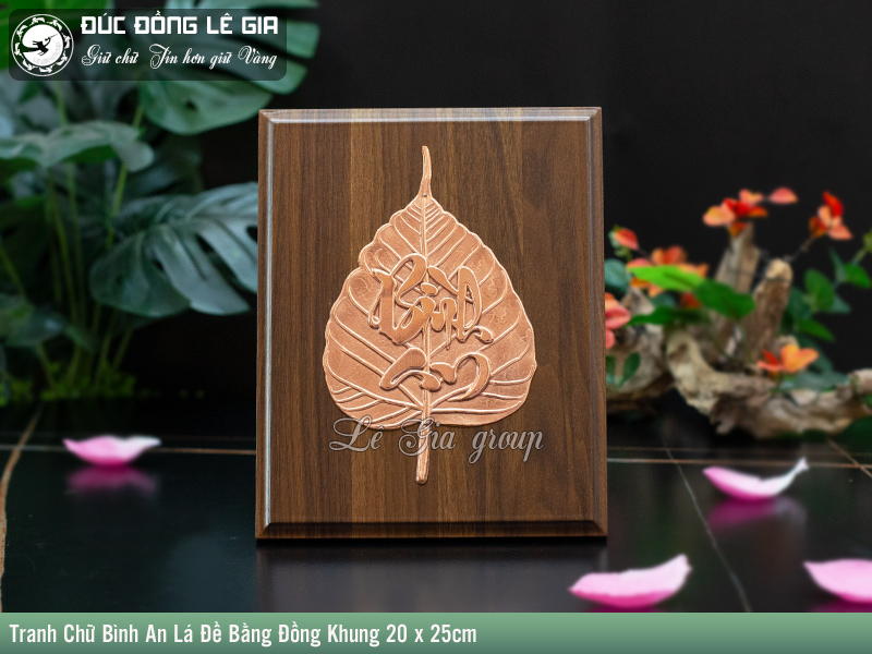 Bức tranh mang đậm dấu ấn chương đài với hai chữ Bình An viết lối thư pháp mềm mại
