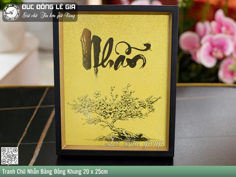 Chữ Nhẫn được chạm khắc mạnh mẽ, khúc chiết trên nền đồng