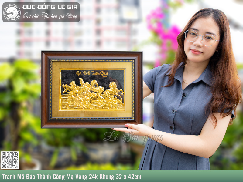 Tranh mã đáo thành công khắc họa hình ảnh 8 chú ngựa đang phi nước đại, hướng về một phía