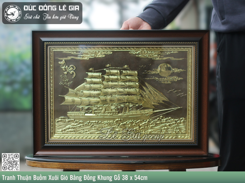 Tranh thuận buồm xuôi gió khắc họa hình ảnh con thuyền căng buồm lướt sóng ra khơi hoặc trở về bến