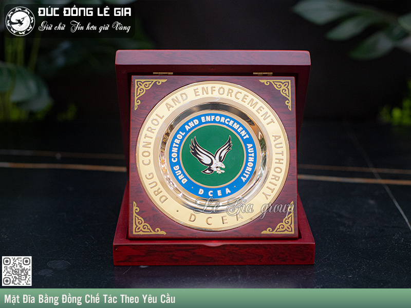 Biểu trưng khắc logo là vật phẩm tôn vinh chặng đường hình thành và phát triển