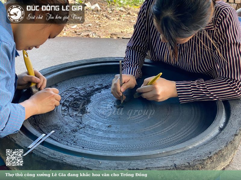 Từng đường nét thúc nổi, chạm ám được thực hiện hoàn toàn bằng tay bởi những đôi bàn tay tài hoa