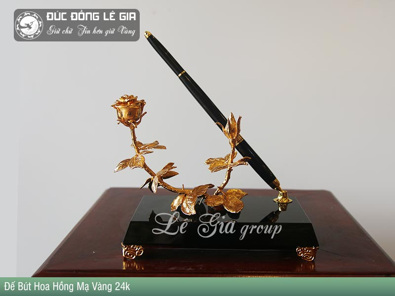 Đế bút hoa hồng mạ vàng 24k là món quà đầy chất nghệ thuật và sự lãng mạn tinh tế