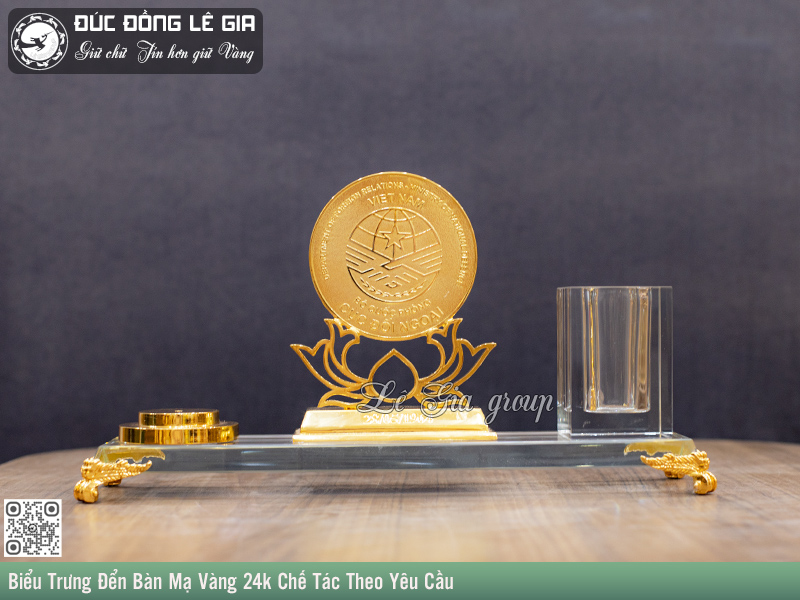 Đế bút pha lê là món quà thiết thực và có giá trị thẩm mỹ cao 