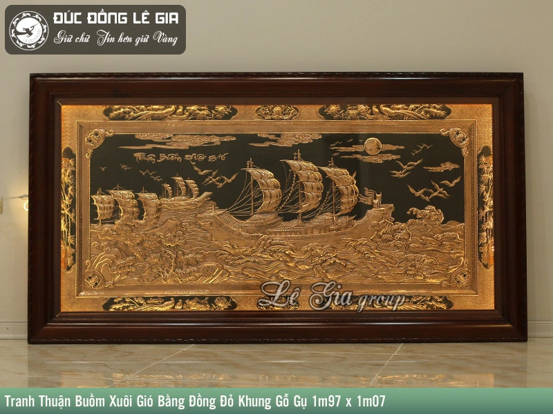 Bức tranh thuyền buồm căng gió vươn khơi là lời chúc cho sự nghiệp trồng người của nhà trường luôn thuận lợi