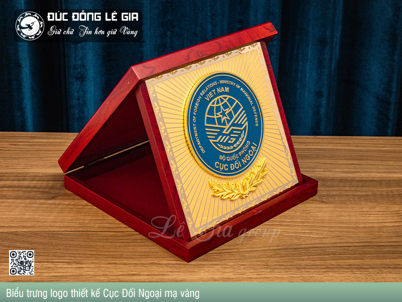 Tặng phẩm được đo đóng và chạm khắc riêng biệt theo bộ nhận diện thương hiệu của từng đơn vị