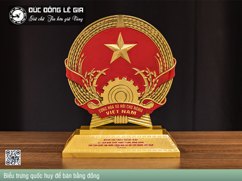 Mẫu biểu trưng thể hiện sự trang nghiêm, lòng tự hào dân tộc tối cao
