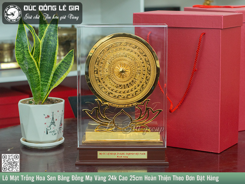 sự kết hợp giữa họa tiết trống đồng linh thiêng và đóa hoa sen thanh tao thuần khiết