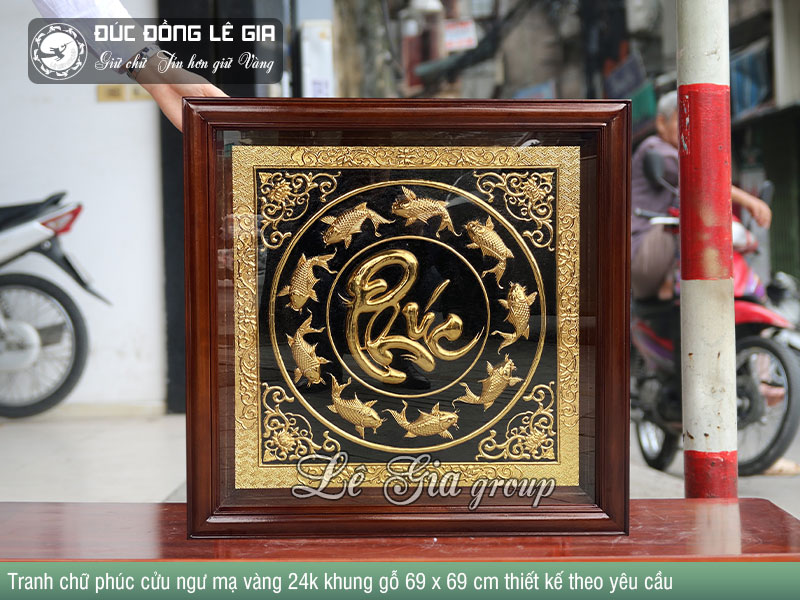 Chữ Phúc đại tự bao quanh bởi hình ảnh chín chú cá chép bên hoa sen sống động