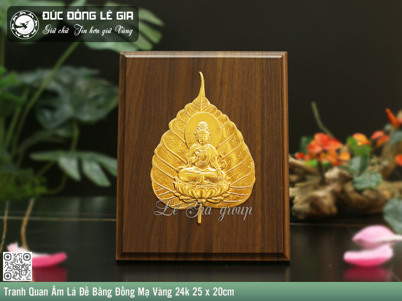 Hình tượng Bồ Tát Quán Thế Âm hiển linh trong lá đề được dát vàng