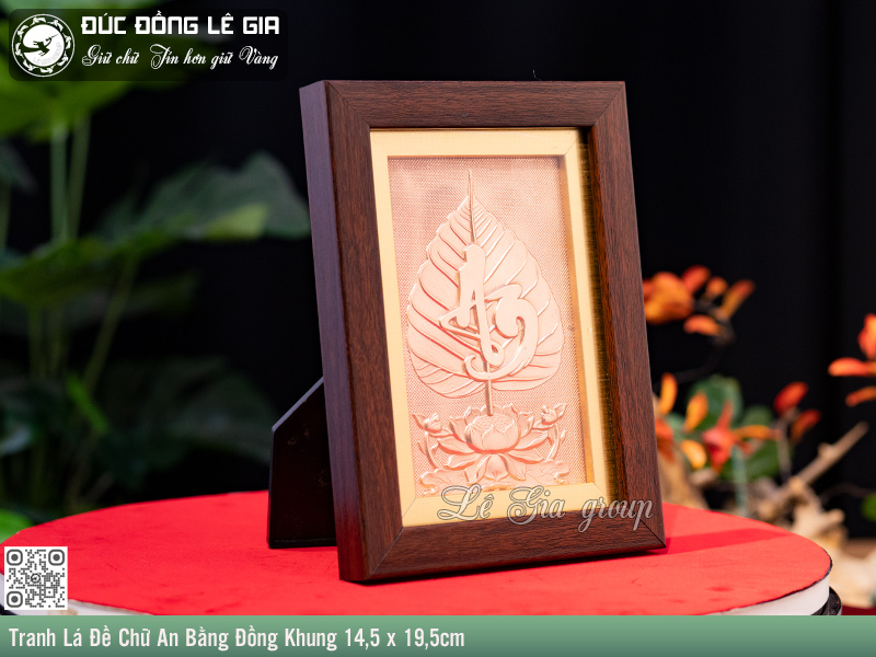 Lòng lá được các nghệ nhân thúc nổi chữ An bằng đồng thanh khiết