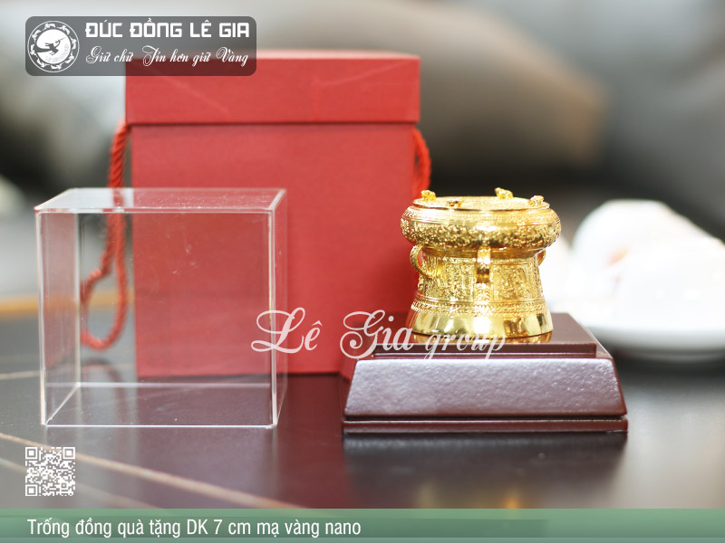 Bạn nên chọn giấy gói màu đỏ hoặc vàng kim để tượng trưng cho sự may mắn và thịnh vượng