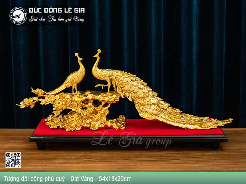 Chim Công là hiện thân của vẻ đẹp quyền quý, sự kiêu sa và hạnh phúc gia đình viên mãn