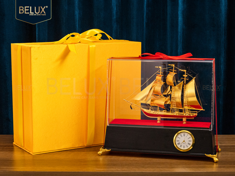 Ảnh Mô hình thuyền buồm đồng hồ mạ vàng 24k 36x31x12cm