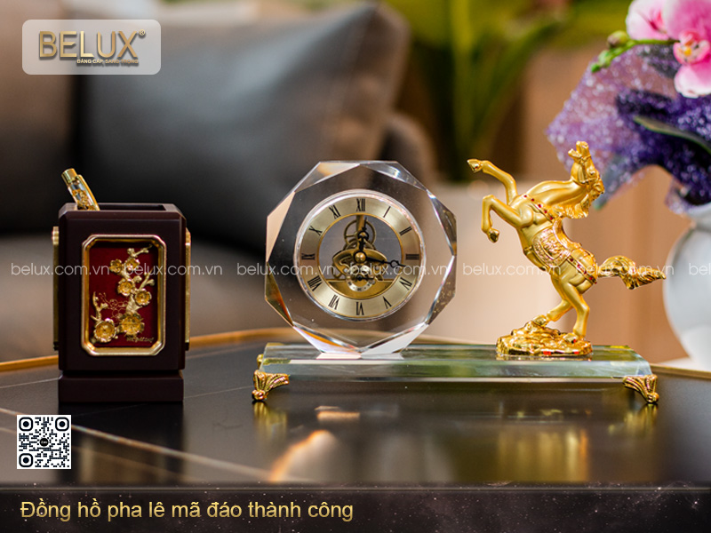 Ảnh Đồng Hồ Pha Lê Mã Đáo Thành Công Mạ Vàng