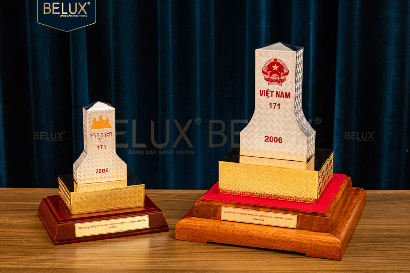 Ảnh Cột Mốc Việt Nam mạ vàng bạc