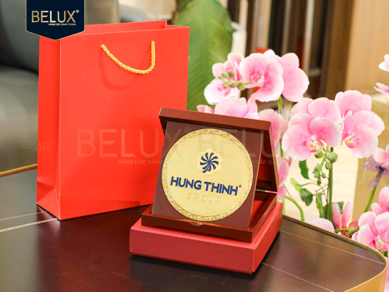 Ảnh Lô hộp gỗ mặt đĩa Hưng Thịnh Group D14 bằng đồng mạ vàng 24k thiết kế theo yêu cầu