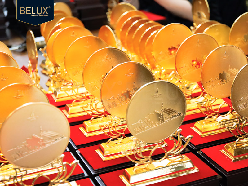 Ảnh Lô Biểu trưng đế sen PETROVIETNAM cao 32cm bằng đồng mạ vàng 24k