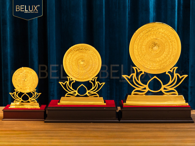 Ảnh Biểu trưng mặt trống hoa sen mạ vàng 24k