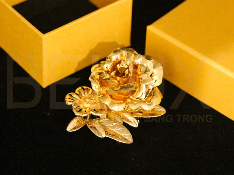 Ảnh Cài Áo Hoa Hồng Mạ Vàng