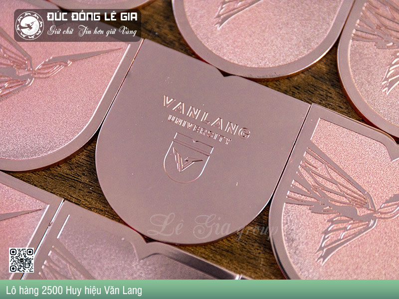 lo-hang-che-tac-huy-hieu-van-lang-theo-yeu-cau
