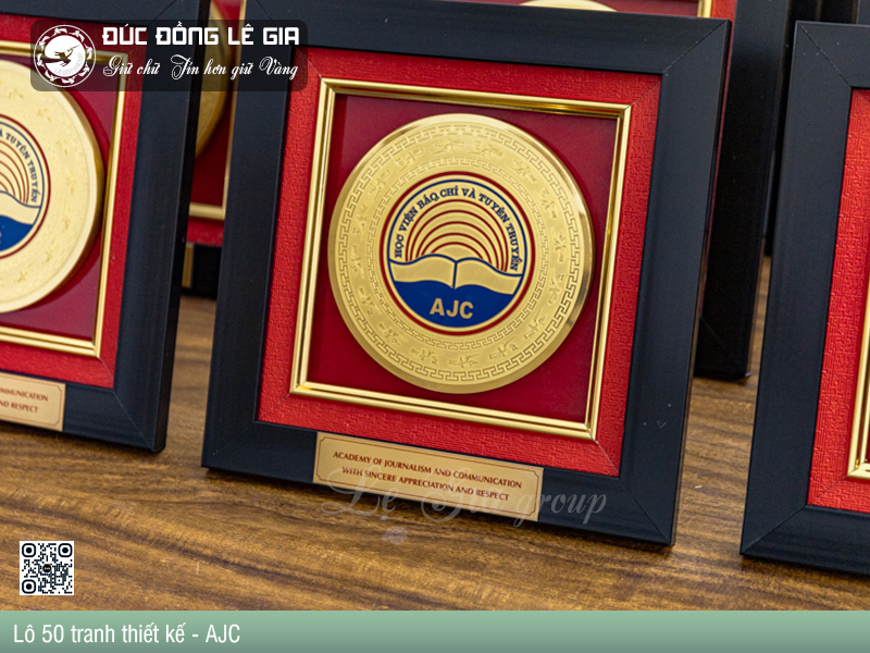 Lô 50 Tranh Kỷ Niệm Thiết Kế Theo Yêu Cầu – AJC | Dấu Ấn Tri Ân Trang Trọng Từ Lê Gia Group