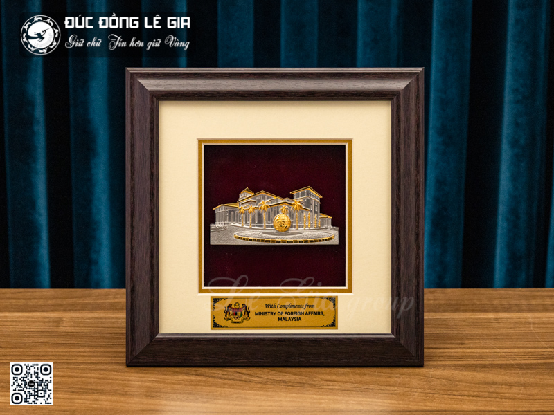 Tranh tòa nhà Đại Sứ Quán Malaysia chế tác theo yêu cầu - Mạ Bạc Vàng - 25.5 x 25.5cm  