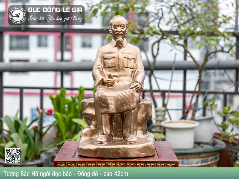 Tượng Bác Hồ ngồi đọc báo - Đồng đỏ - cao 42cm