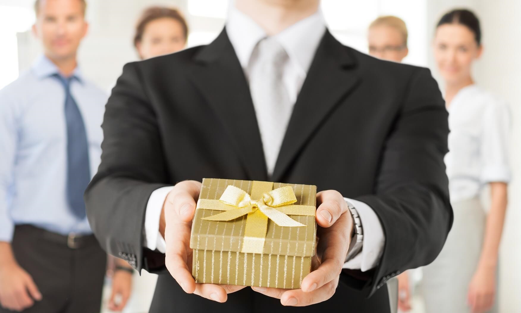Quà tặng sếp nam về hưu thể hiện lòng biết ơn