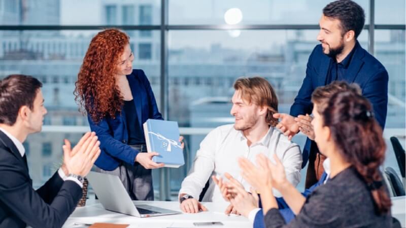 Tặng quà sếp lên chức thể hiện sự tôn trọng 