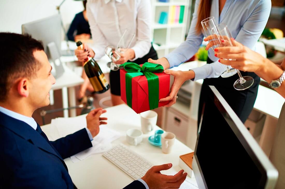 Tặng quà sếp nam về hưu trong buổi tiệc chia tay