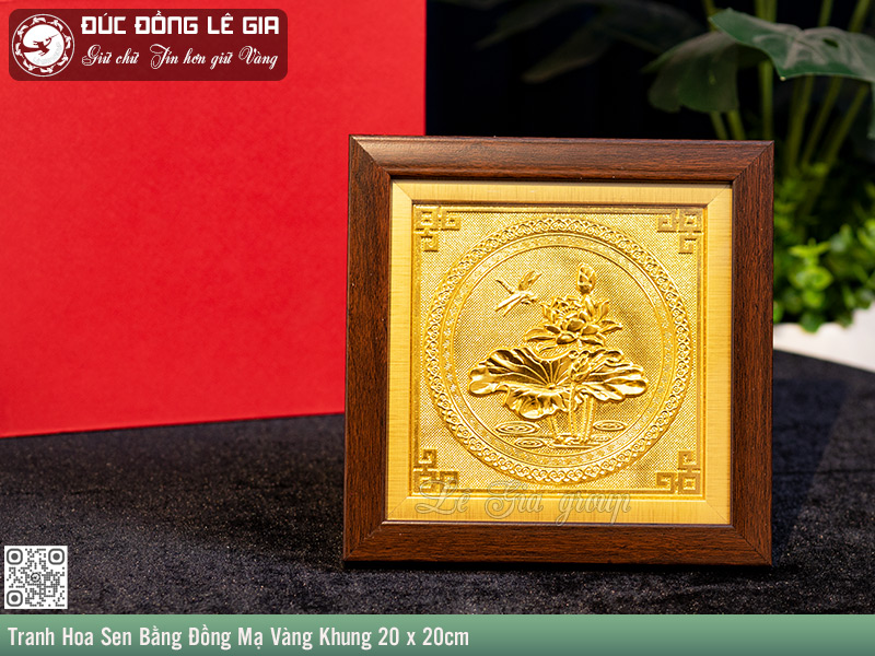 Tranh sen mạ vàng tạo điểm nhấn cho không gian làm việc của sếp