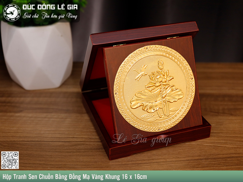 Vẻ đẹp của hoa sen nhằm tôn vinh phẩm chất thanh cao, liêm chính của người lãnh đạo