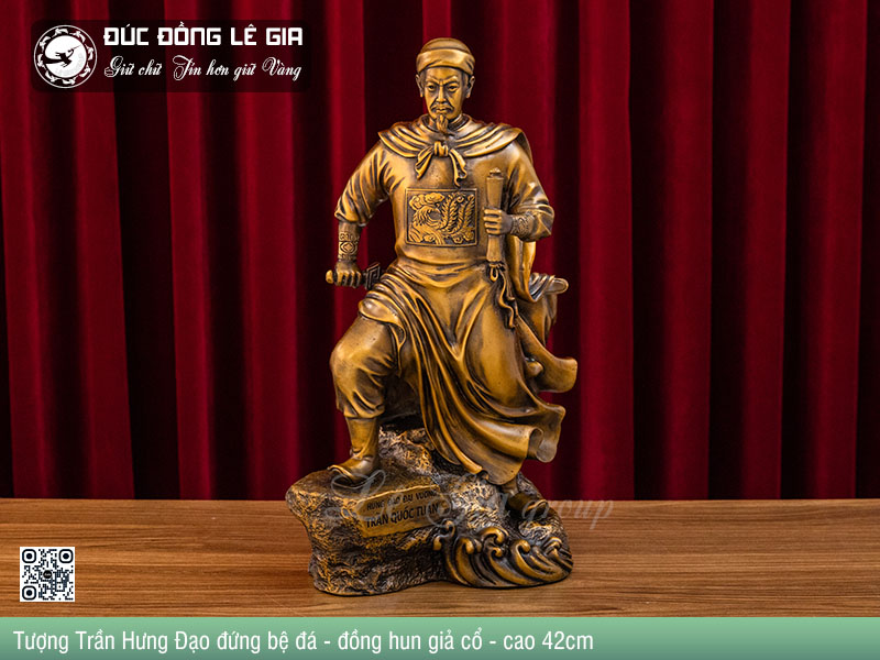 Tượng Trần Hưng Đạo đứng bệ đá