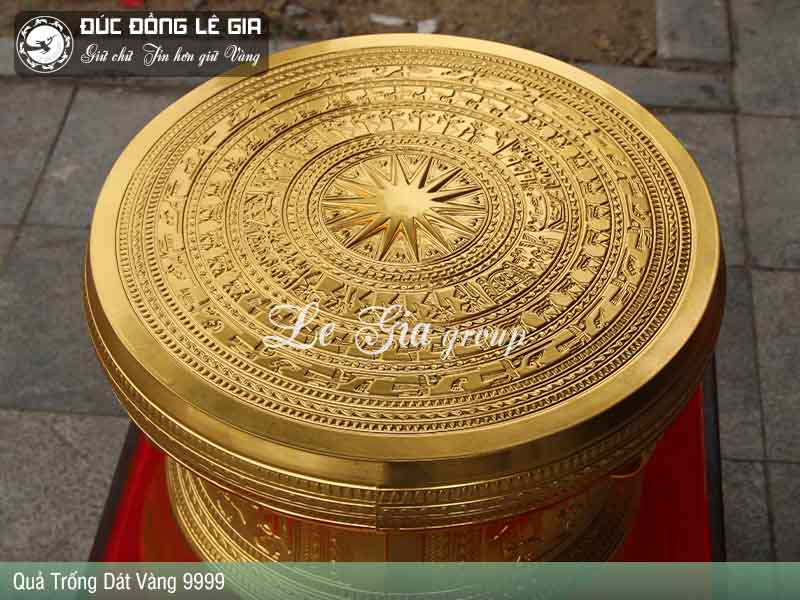 hoa van trong dong dat vang