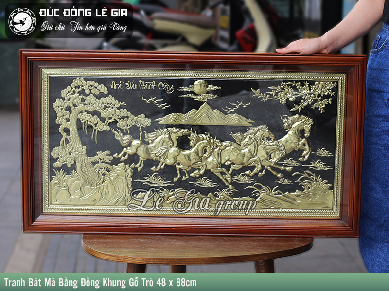 Tranh Bát Mã bằng đồng khung gỗ trò 48 x 88cm