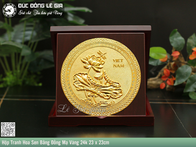 Ảnh Hộp Tranh Hoa Sen Bằng Đồng Mạ Vàng 24k 23 x 23cm